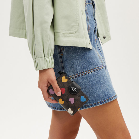 NWT Coach Outlet Medium Corner Zip Wallet In Signature Canvas With Heart Print - Picture 4 of 5